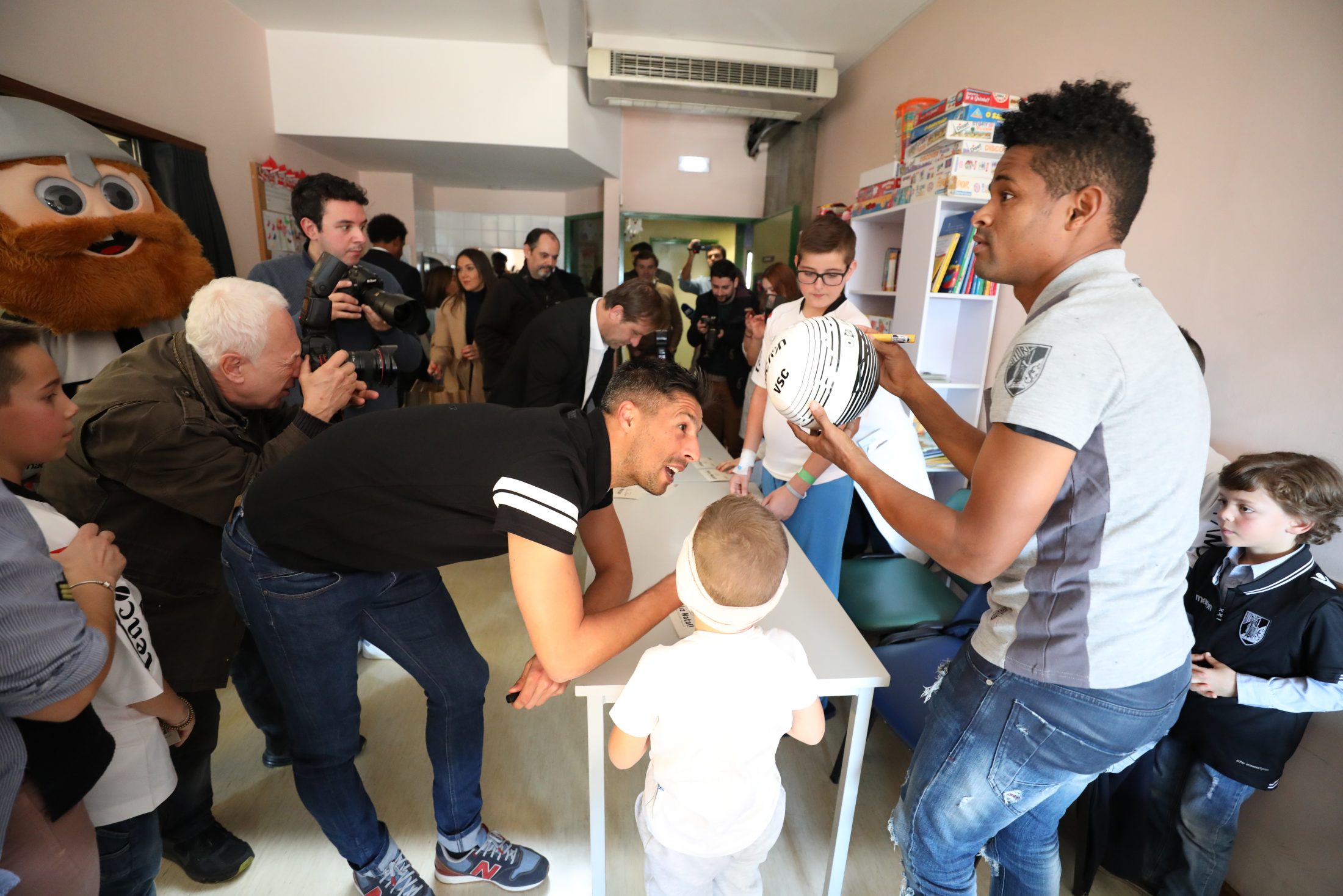 Plantel vitoriano transmite esperança às crianças