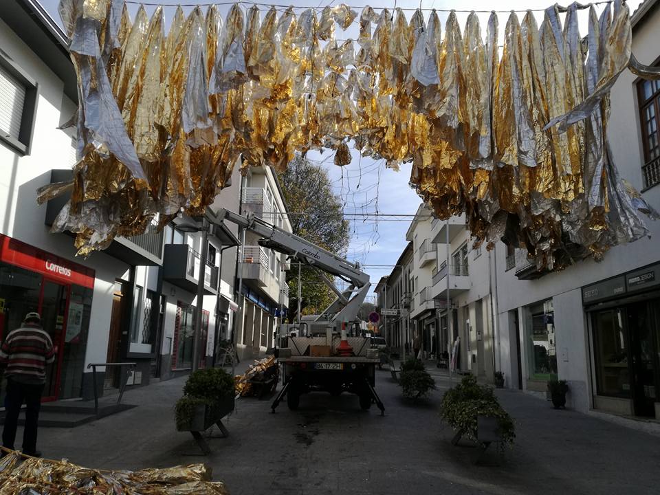 Cinquenta quilómetros de fita dourada decoram o Natal no centro Paredes de Coura