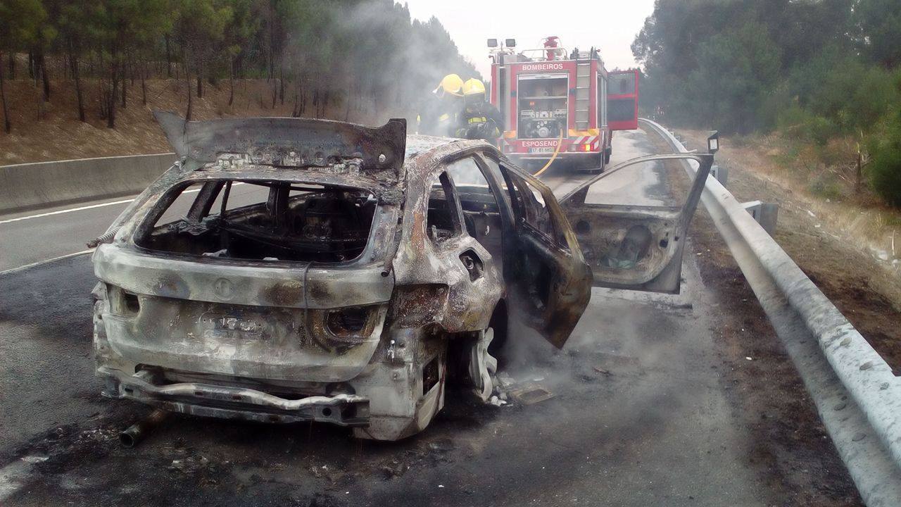 Carro arde na A28