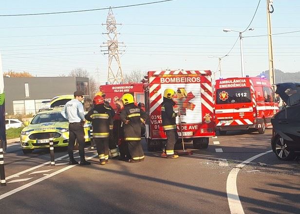 Colisão entre carro e autocarro faz um morto e deixa criança em estado "grave"
