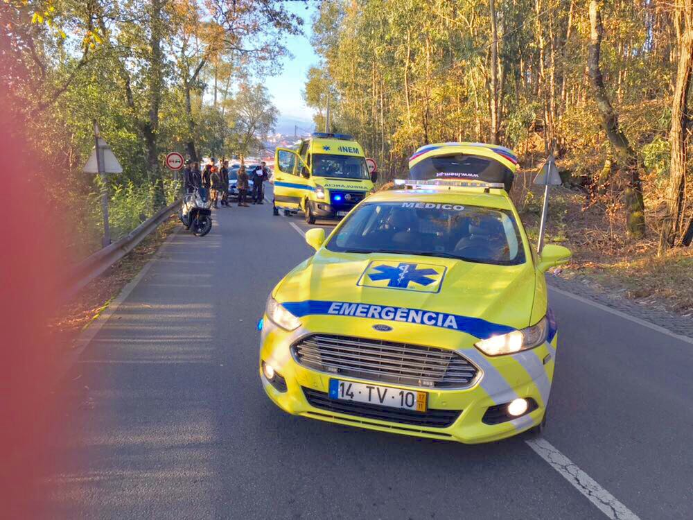 Despiste de mota faz ferido grave na Via Falperra
