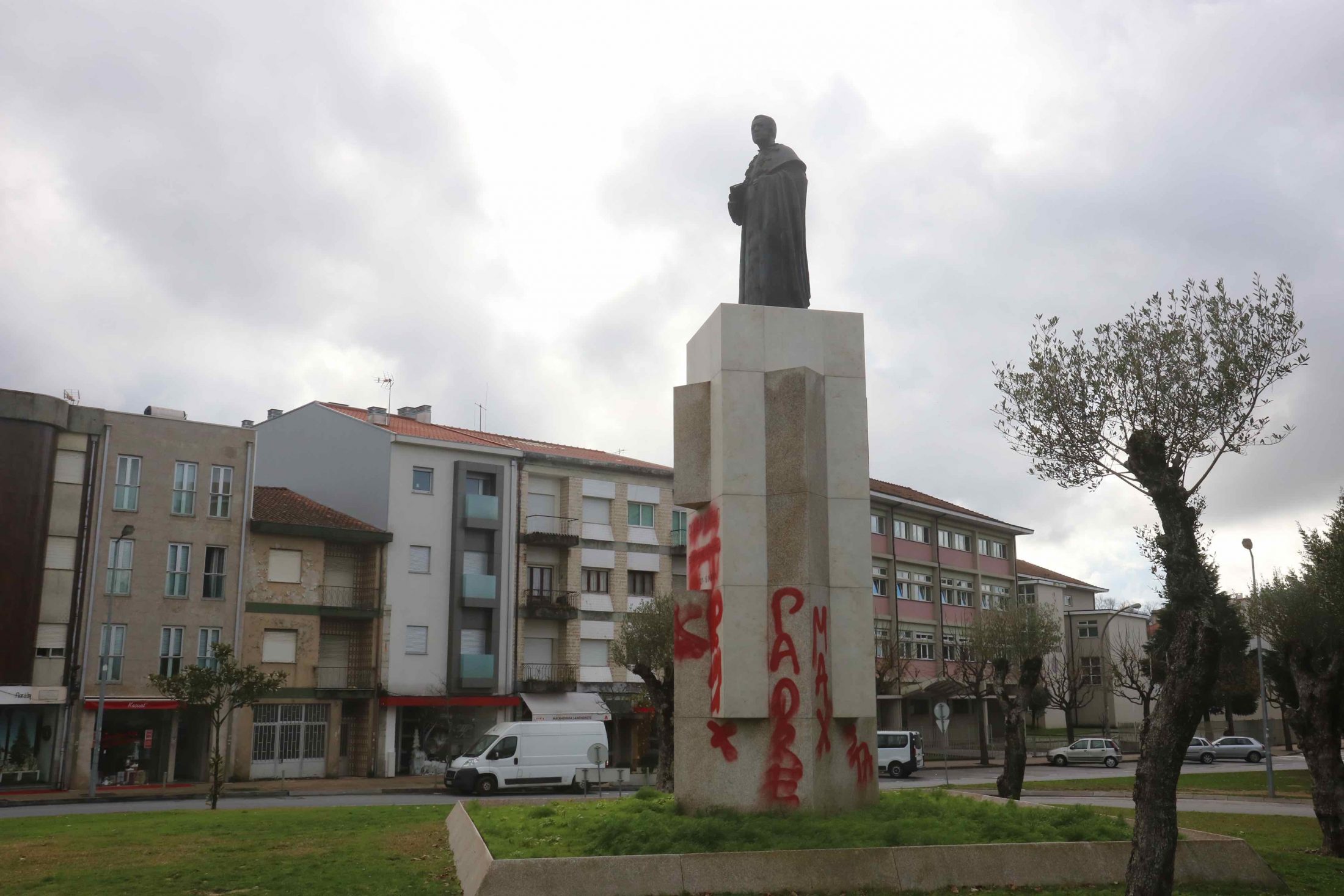 Estátua ao cónego Melo novamente vandalizada