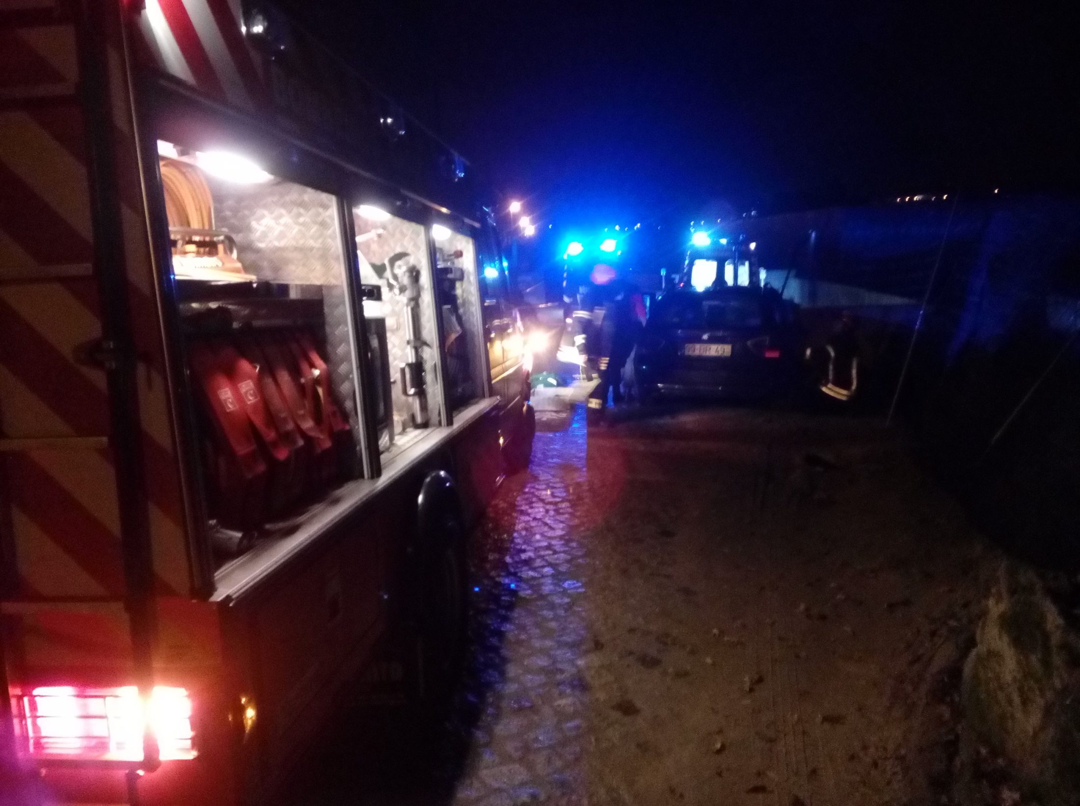 Vítima encarcerada em despiste na rua Industrial