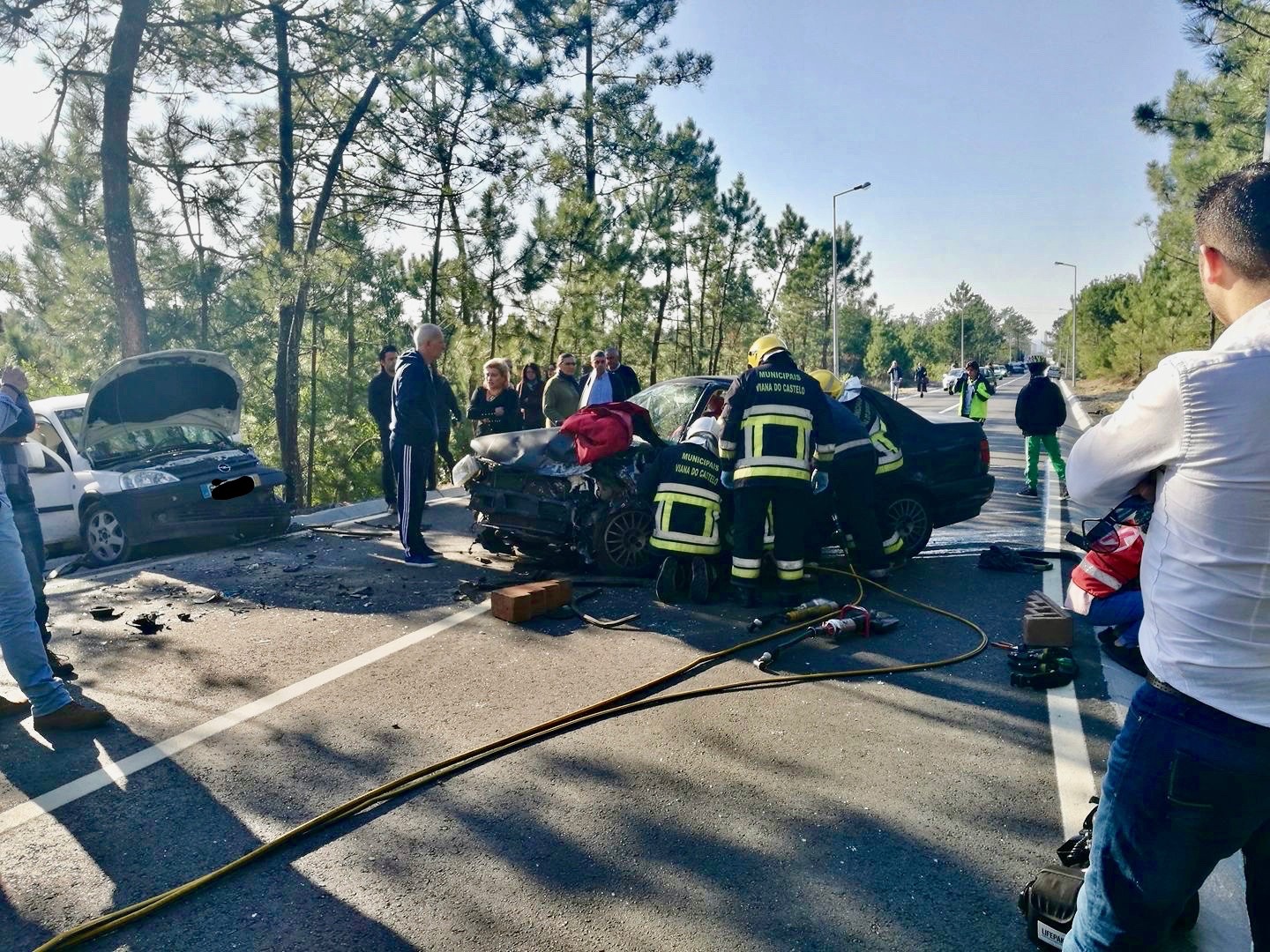 Três feridos em violenta colisão frontal na Amorosa