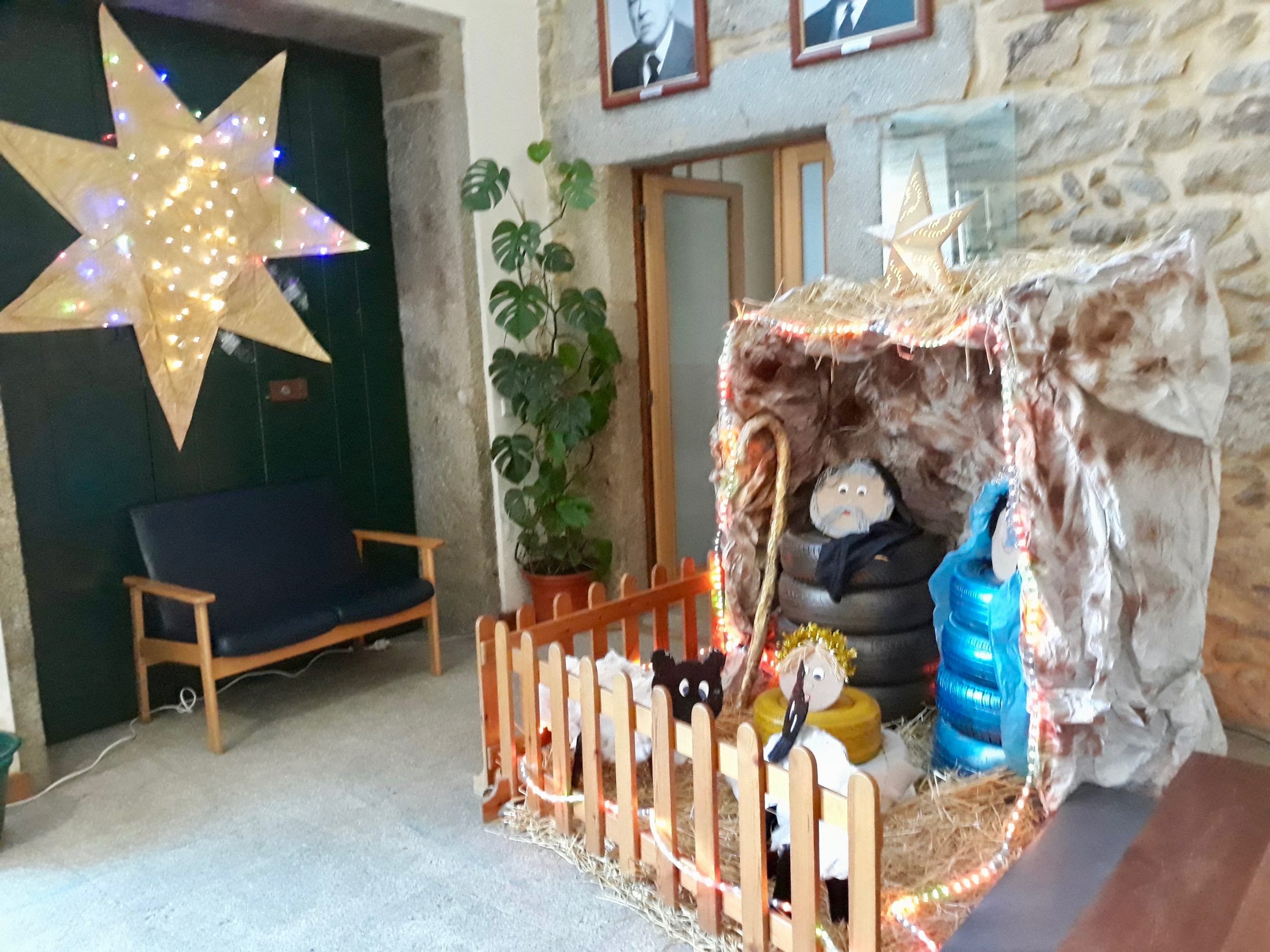 Casa do Povo da Vila de Prado decorada com presépios e árvores de Natal