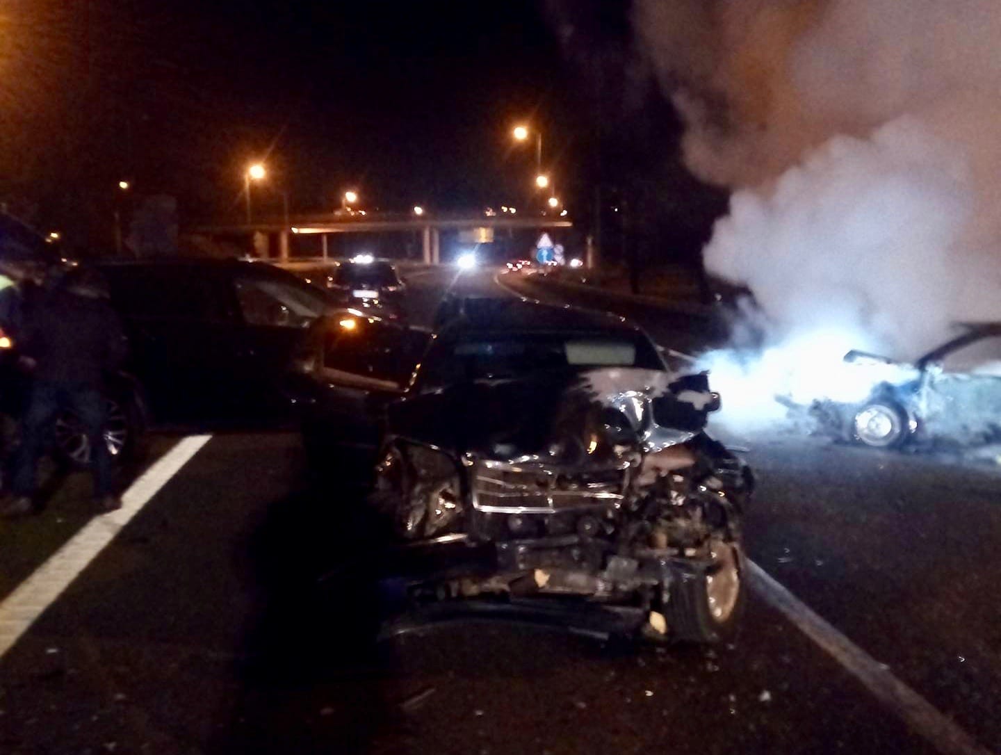 Dois carros ardem em acidente que envolveu sete viaturas na A28
