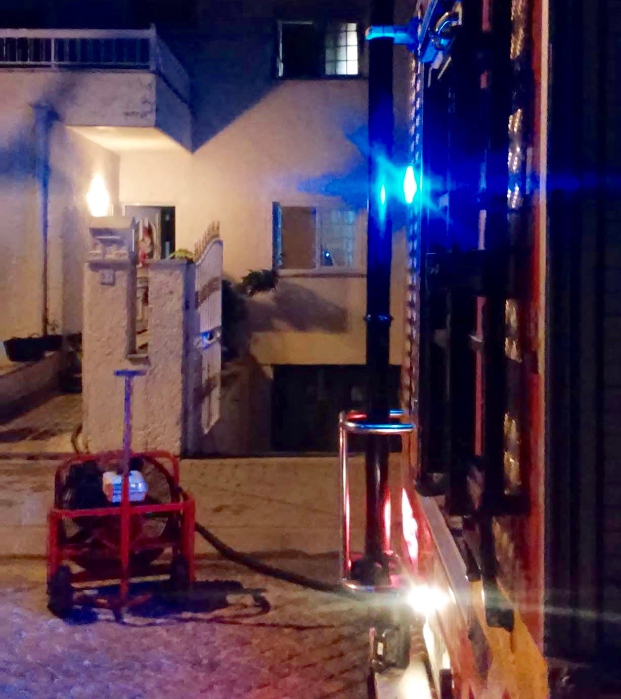 Casal e filho desalojados em incêndio urbano
