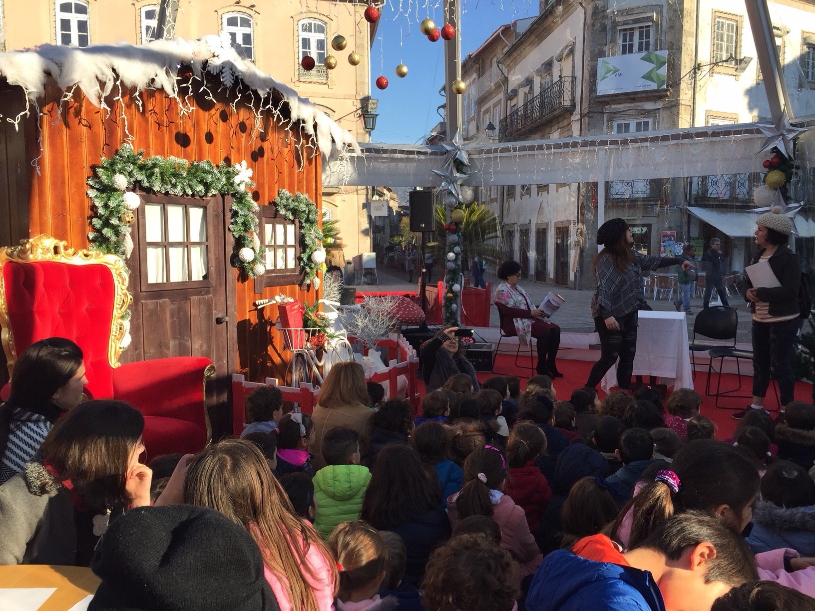 Pai Natal instala-se no Largo Camões para receber crianças