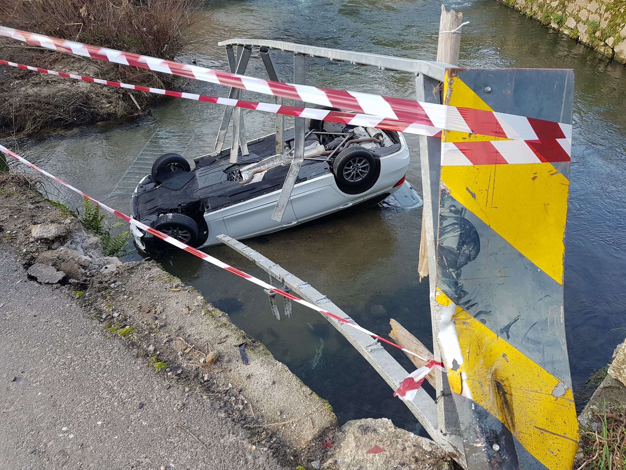 Carro cai ao rio Este e população reclama "segurança na via"