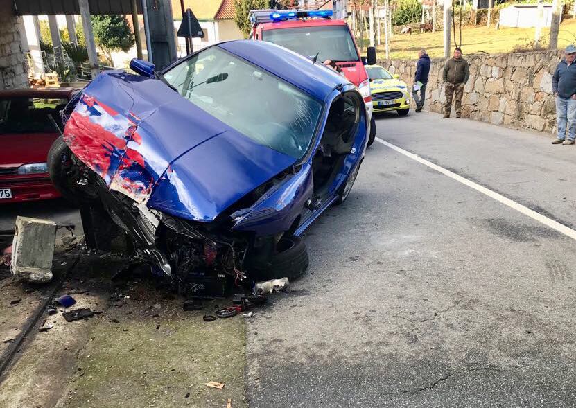 Jovem em estado grave após despiste em Pedregais