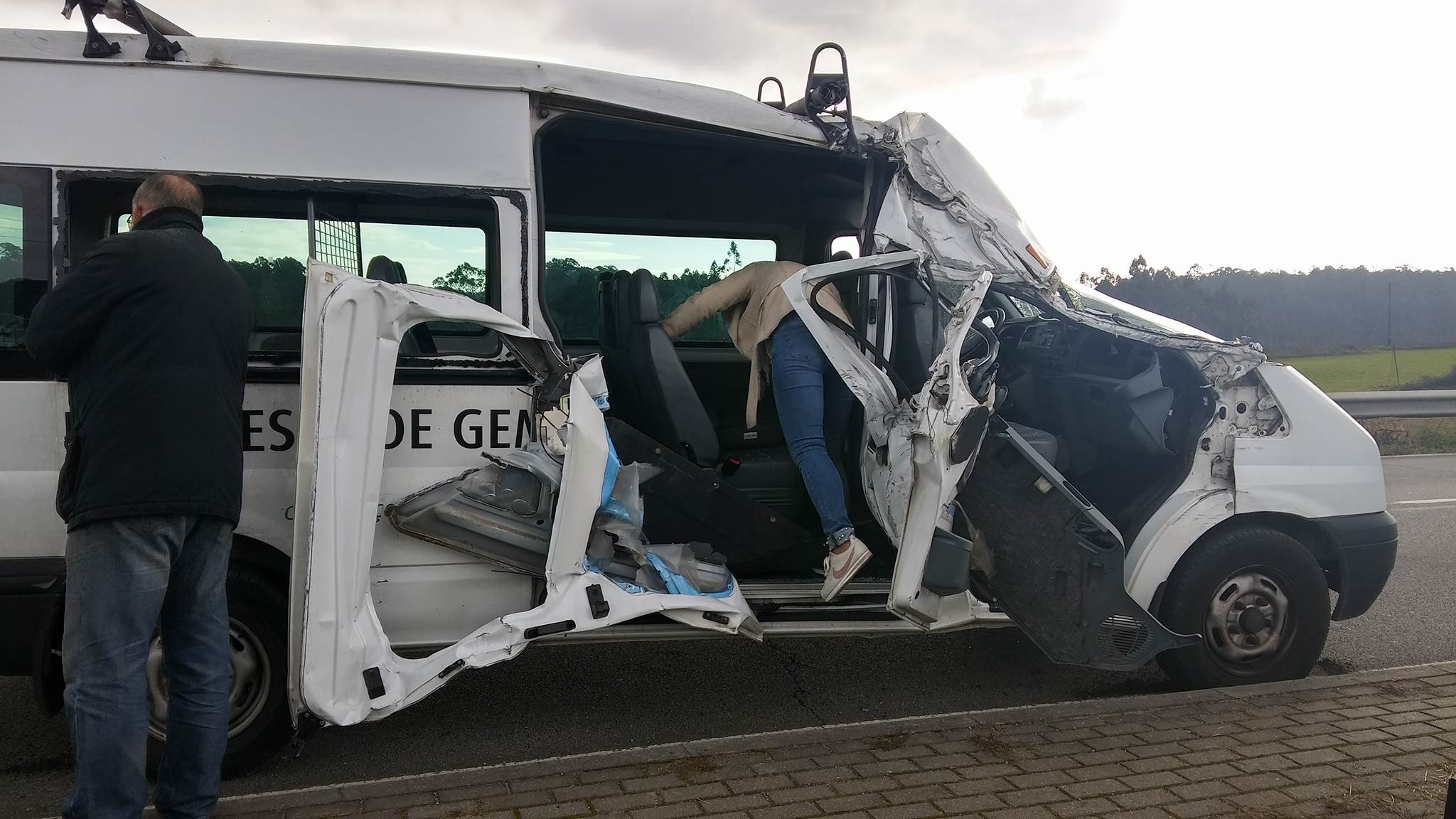 Seis crianças feridas em despiste de carrinha em Barcelos