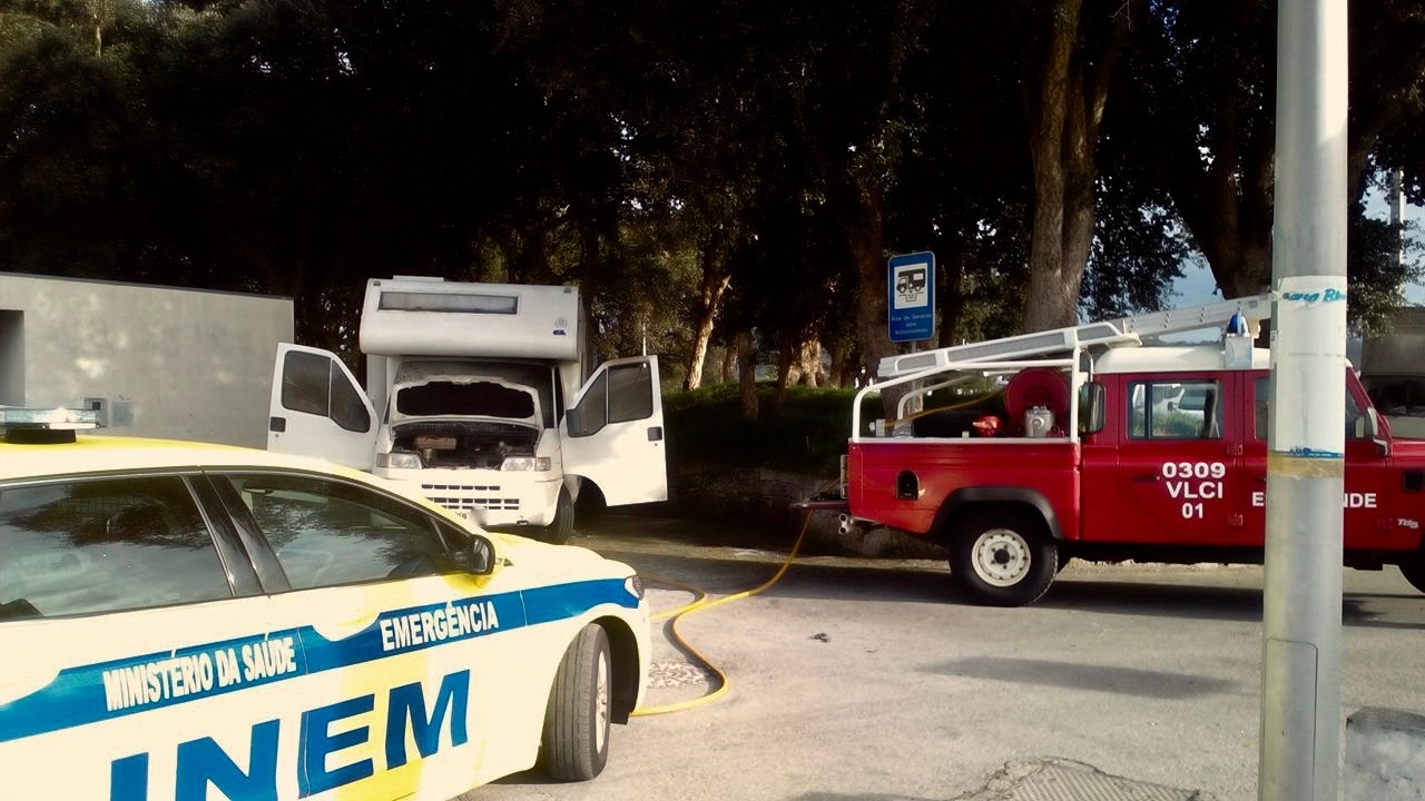 Incêndio destrói autocaravana junto à GNR e faz uma vítima