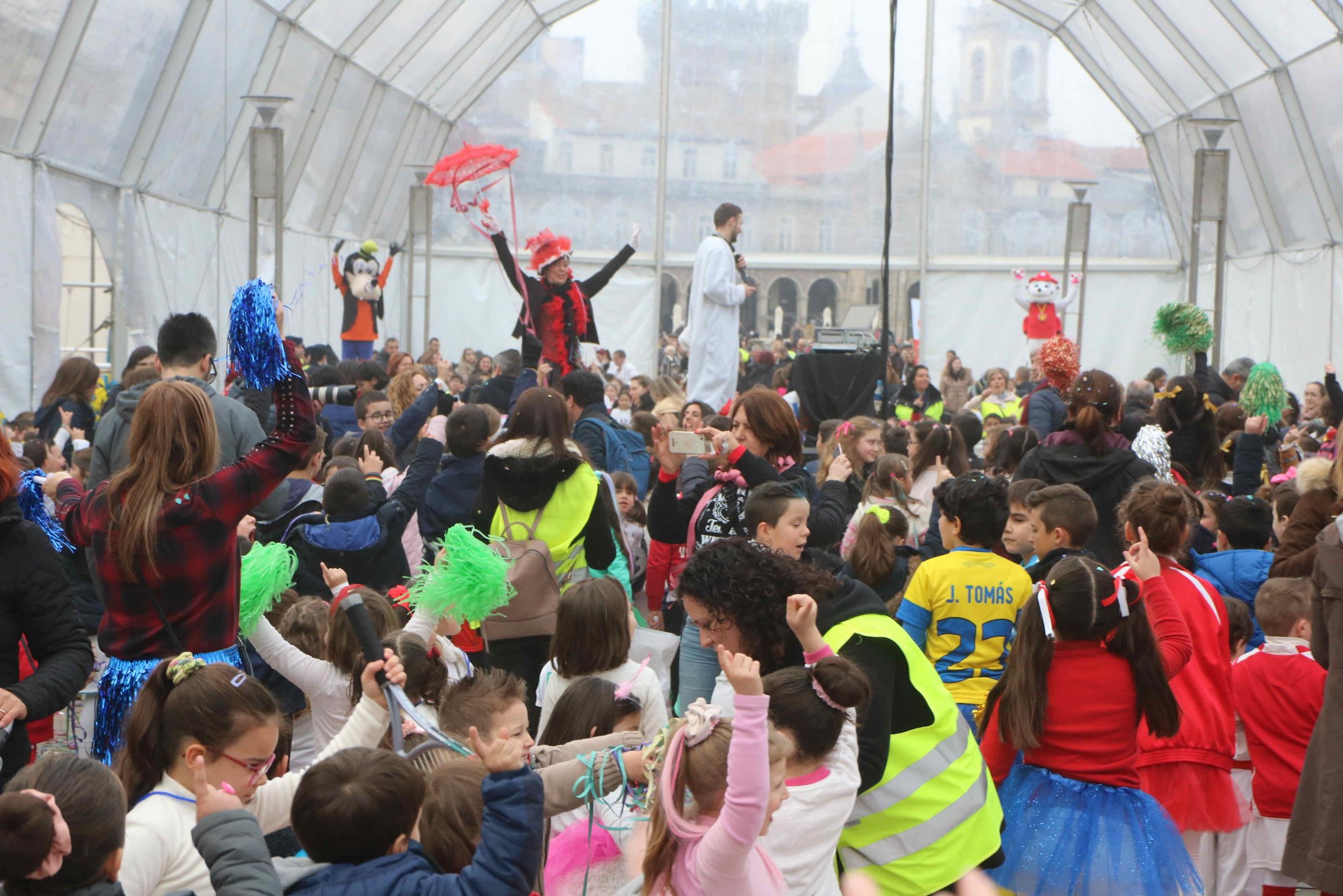 Carnaval infantil não teve desfile mas juntou duas mil crianças em festa "Central"