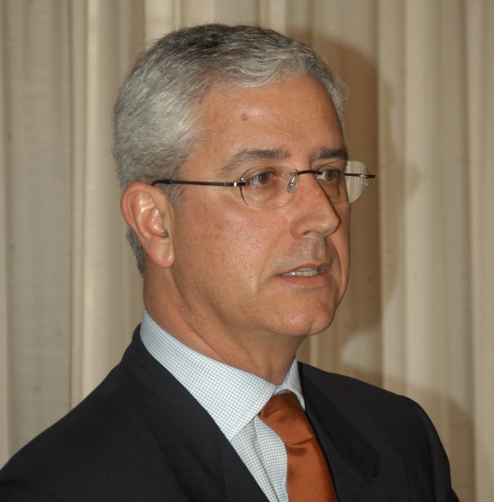 Fernando Negrão comunica aos deputados que é candidato a líder parlamentar do PSD