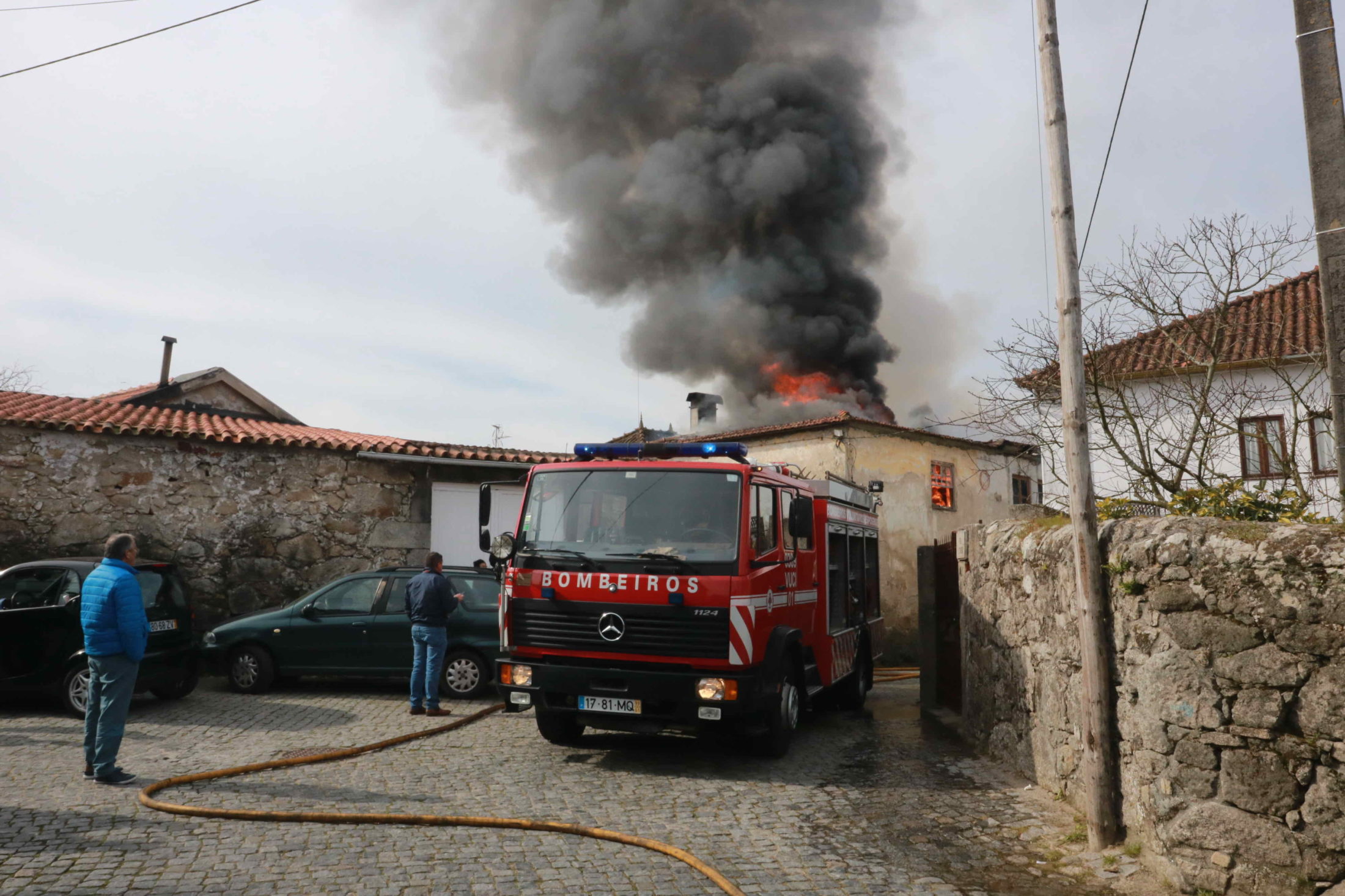 ? ? Idosa assistida em incêndio que destruiu casa em Forjães