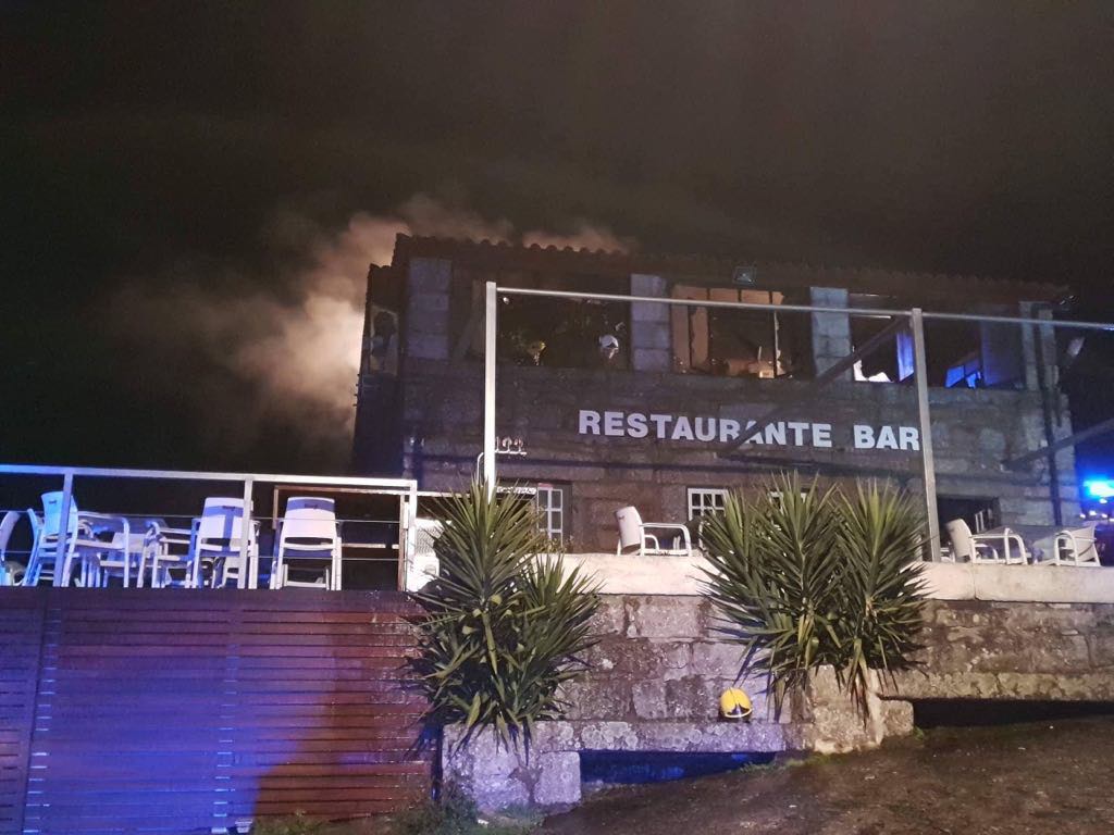 Incêndio destrói por completo restaurante junto ao castelo da Póvoa de Lanhoso