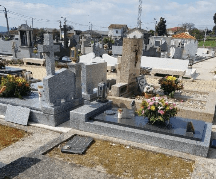 Cemitério de Carreira assaltado e 50 campas vandalizadas