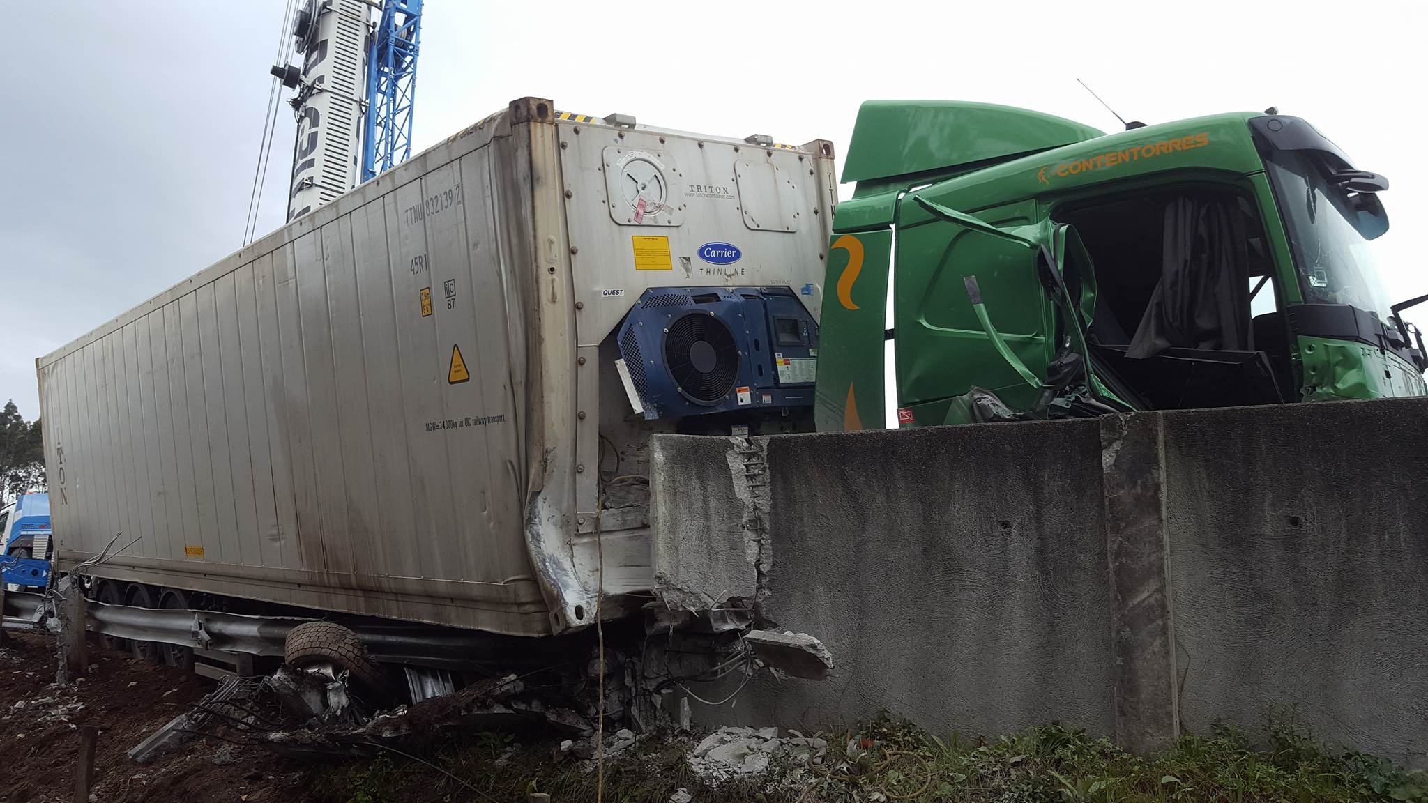 ? Manobras de remoção do camião sinistrado corta A28