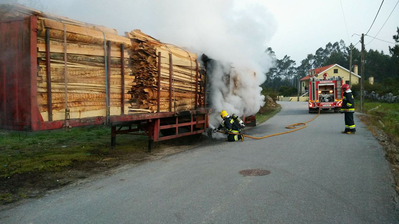 Reboque de camião arde em Esposende