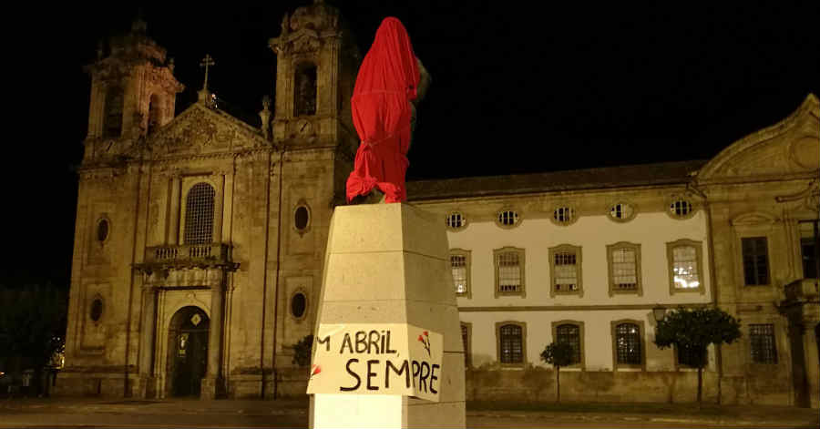 Ativistas do Bloco de Esquerda de Braga taparam estátua do marechal Gomes da Costa