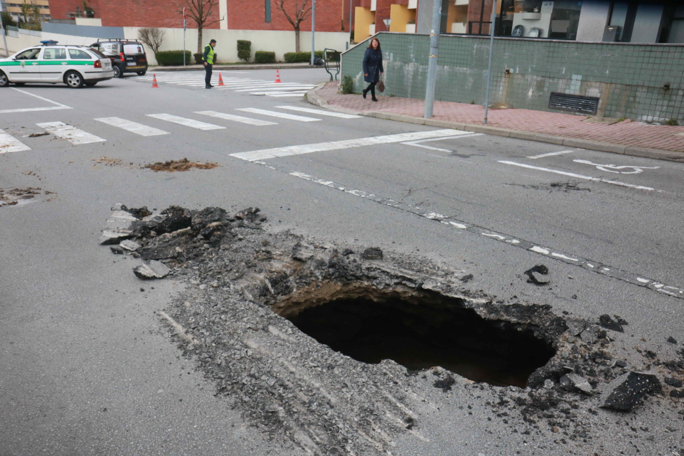 ? Cratera surge em plena rua da cidade Braga