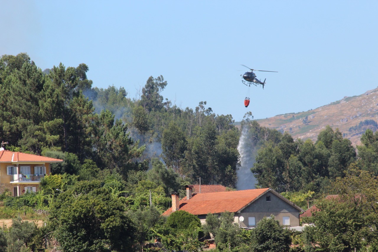 Meio aéreo entra em ação onde queimas estão a provocar vários incêndios florestais