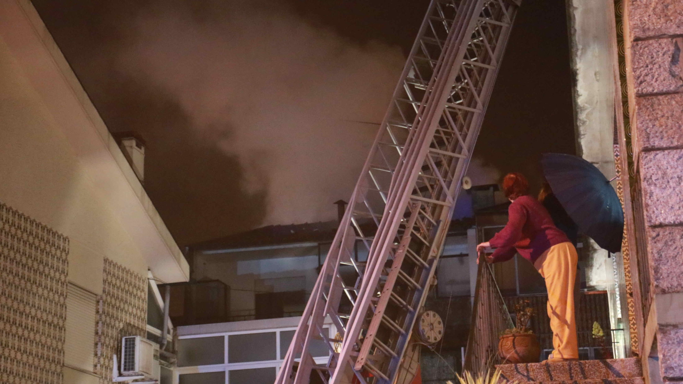 ?/ ?Incêndio numa habitação colocou moradores do quarteirão das Rosas e Cravos "em alerta"