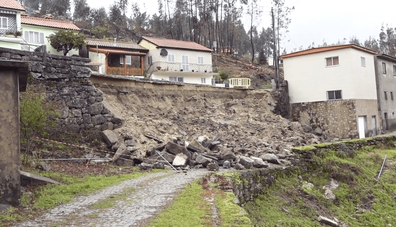 Derrocada de muro do adro de uma capela em Vieira do Minho corta via municipal