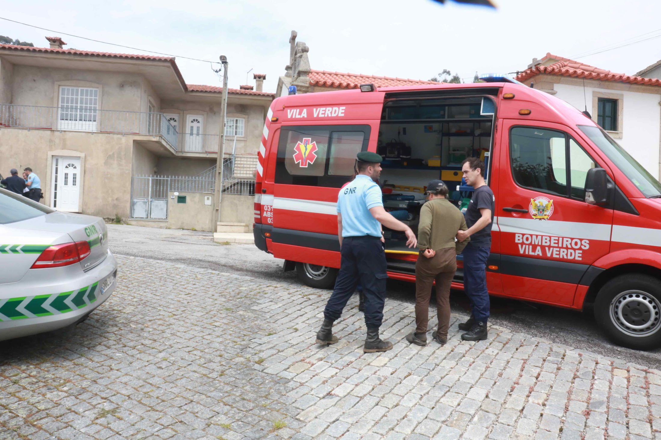 ? Resgatada com vida pela GNR mulher que estava desaparecida em Rio Mau