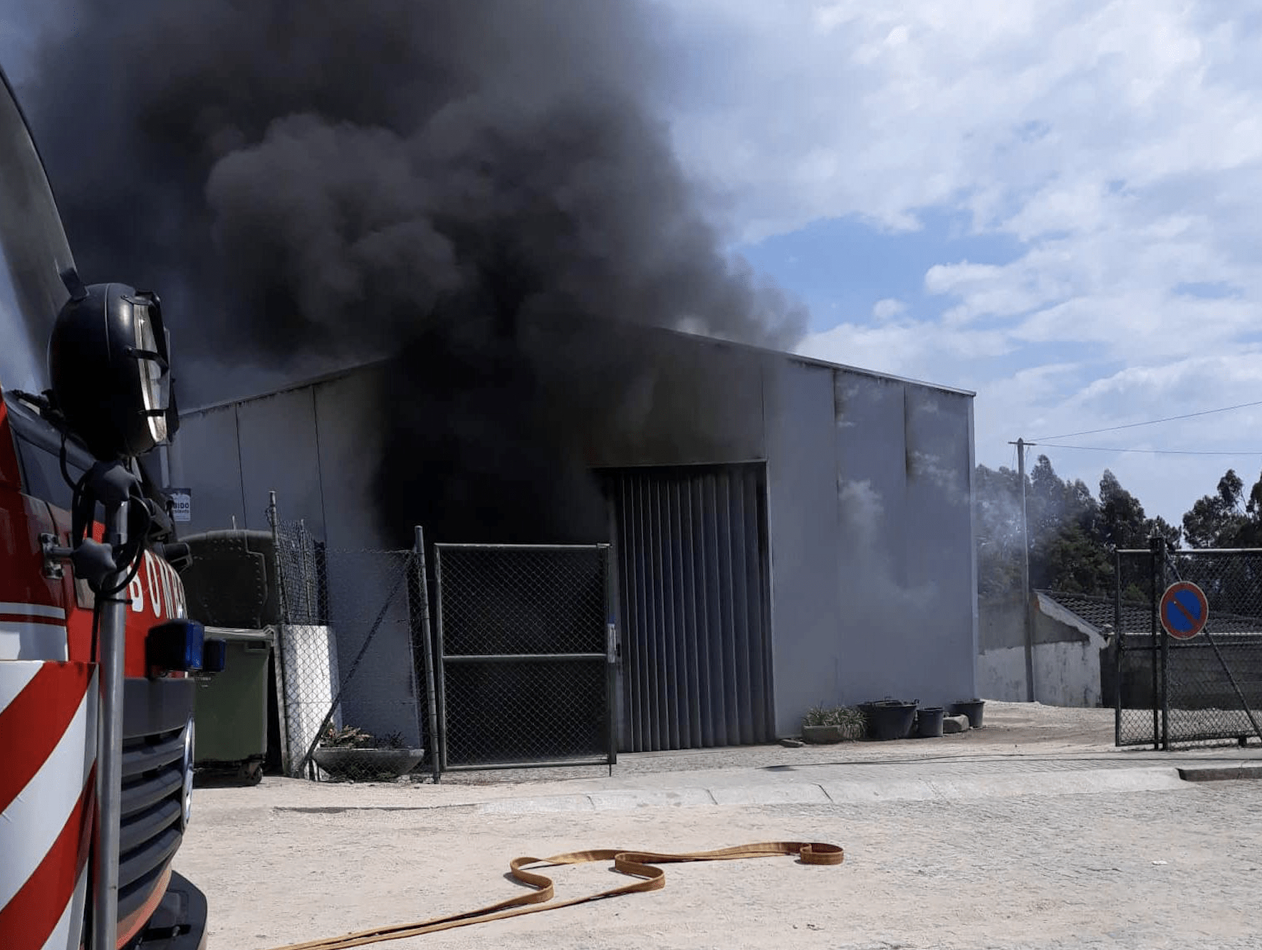 ? Incêndio destrói armazém da Junta de Marinhas em Pinhote