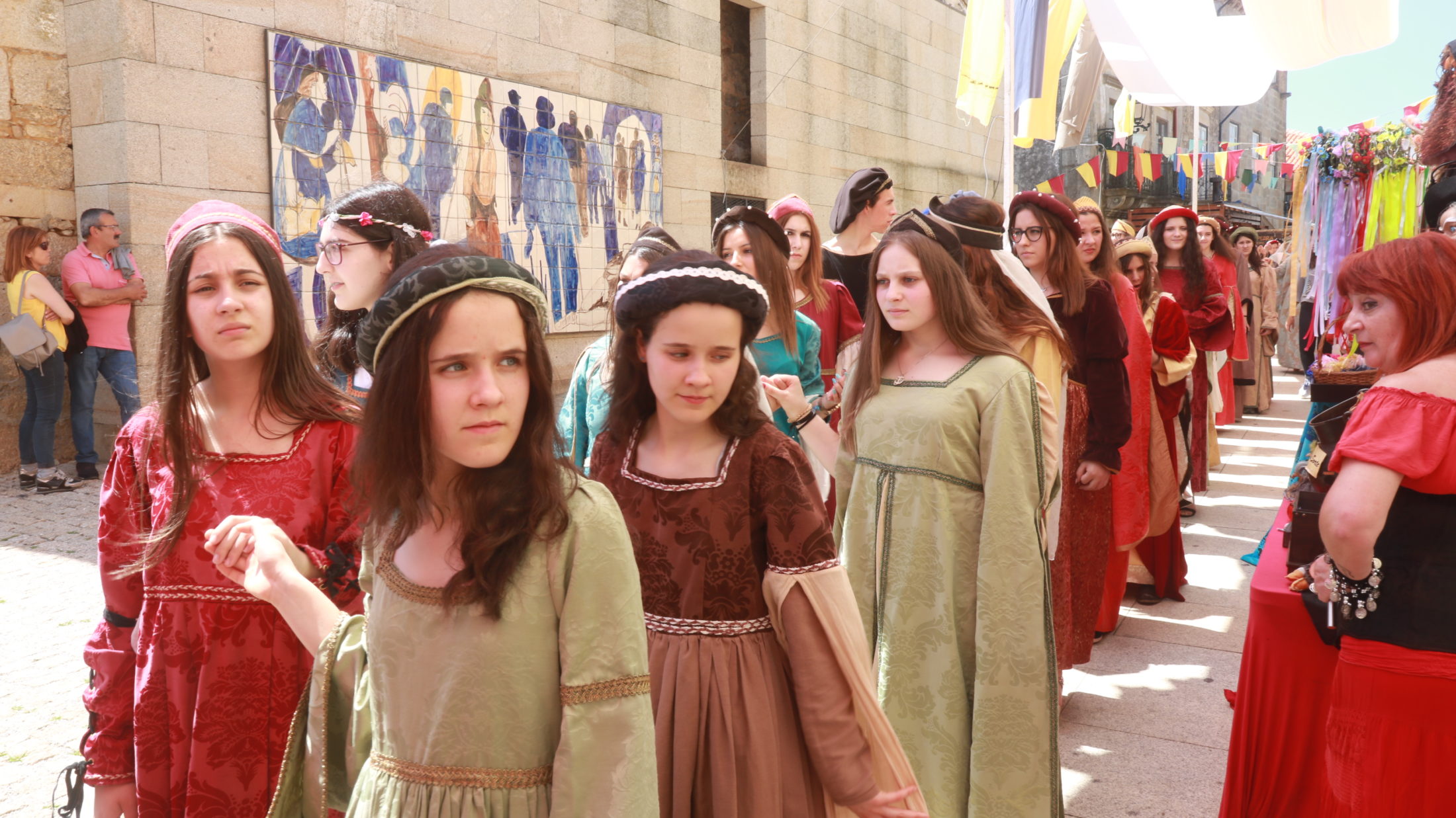 ? Mil crianças de sete agrupamentos de Barcelos "cortejaram" o tempo medieval
