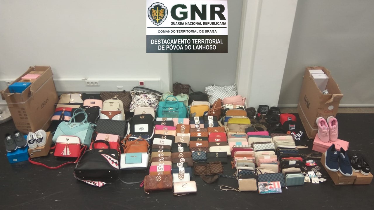 GNR apreende sapatilhas, vestuário e carteiras num total de 763 artigos contrafeitos