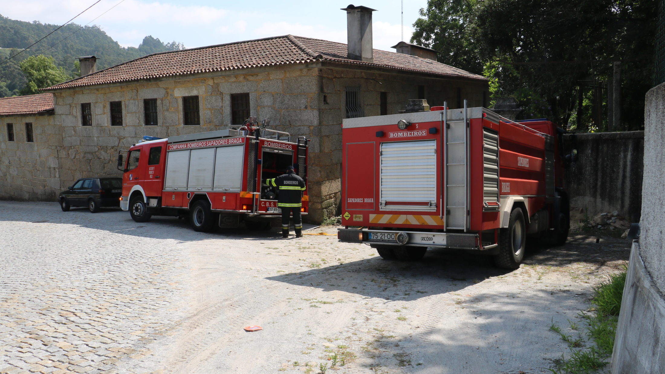 ? Incêndio destrói um armazém em Oliveira São Pedro