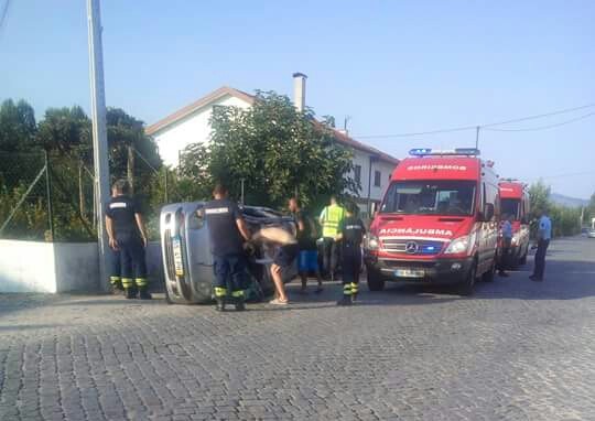 Capotamento em Palmeira faz três feridos