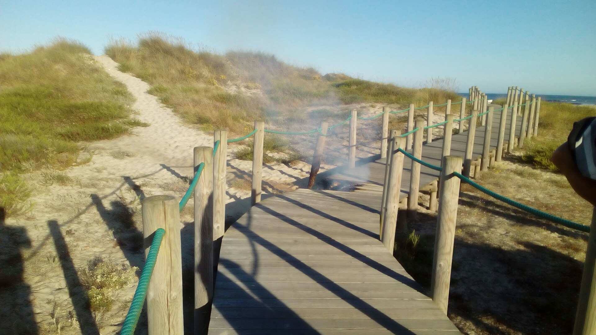 Vandalismo provoca incêndio em passadiço da "ecovia" nas Marinhas