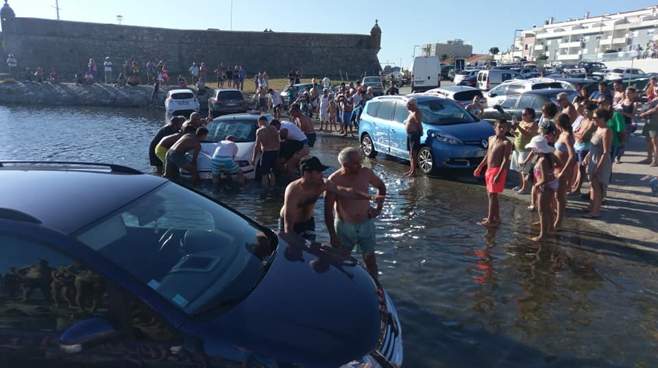 Maré sobe e inunda carros de veraneantes em Vila Praia de Âncora
