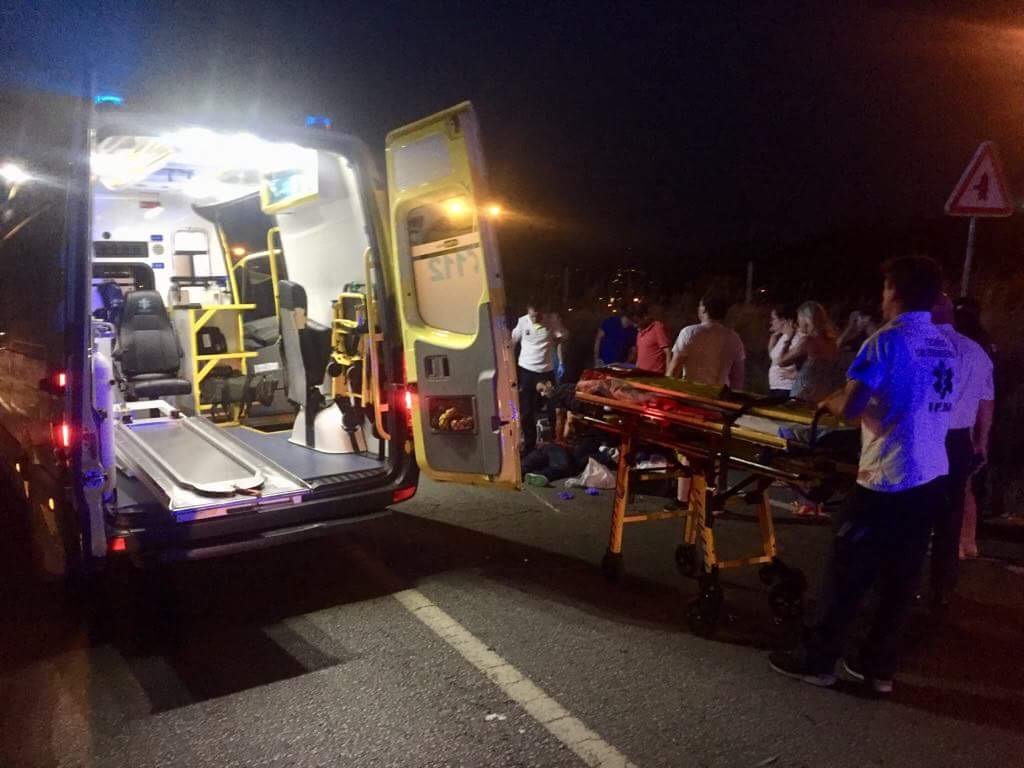 Distribuidor de pizzas em estado grave depois de colhido por carro que fugiu