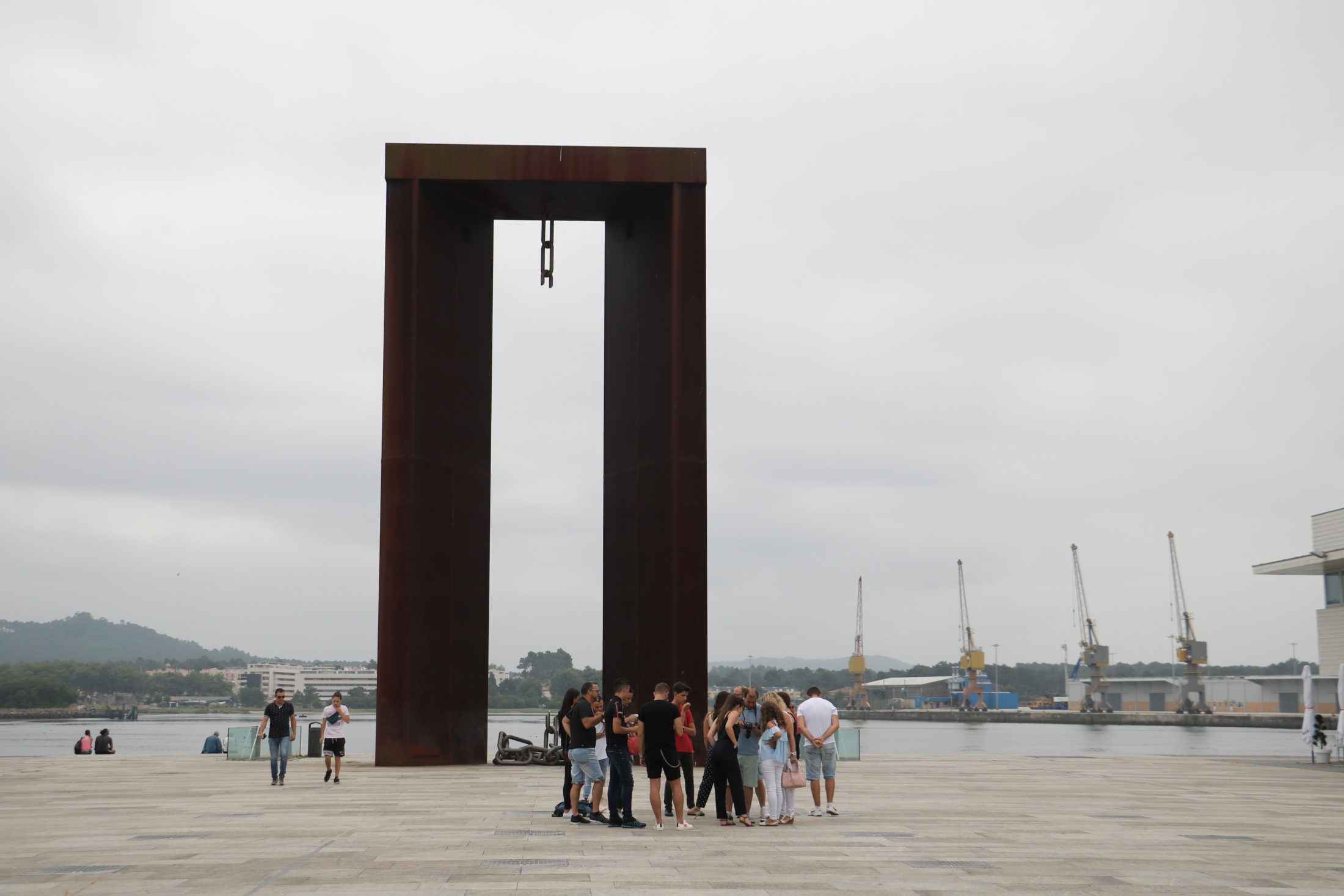 Praça de Liberdade recebe desfile de moda inspirado no mar e ponte Eiffel