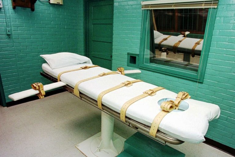 Papa altera Catecismo com rejeição total da pena de morte
