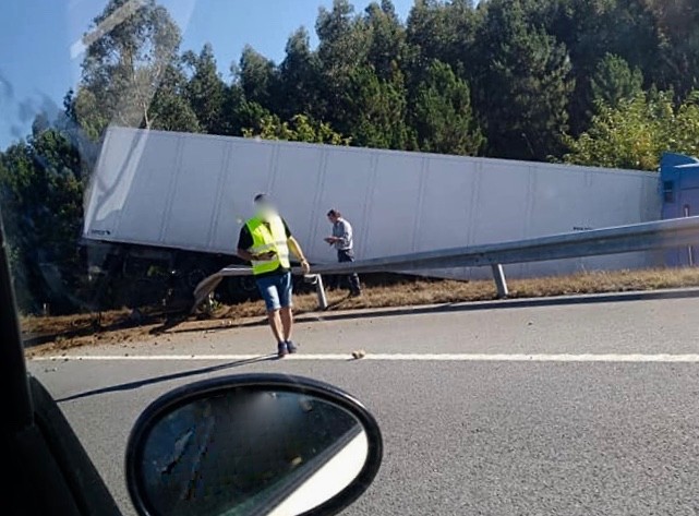 A3 condicionada após despiste de camião em Rebordões
