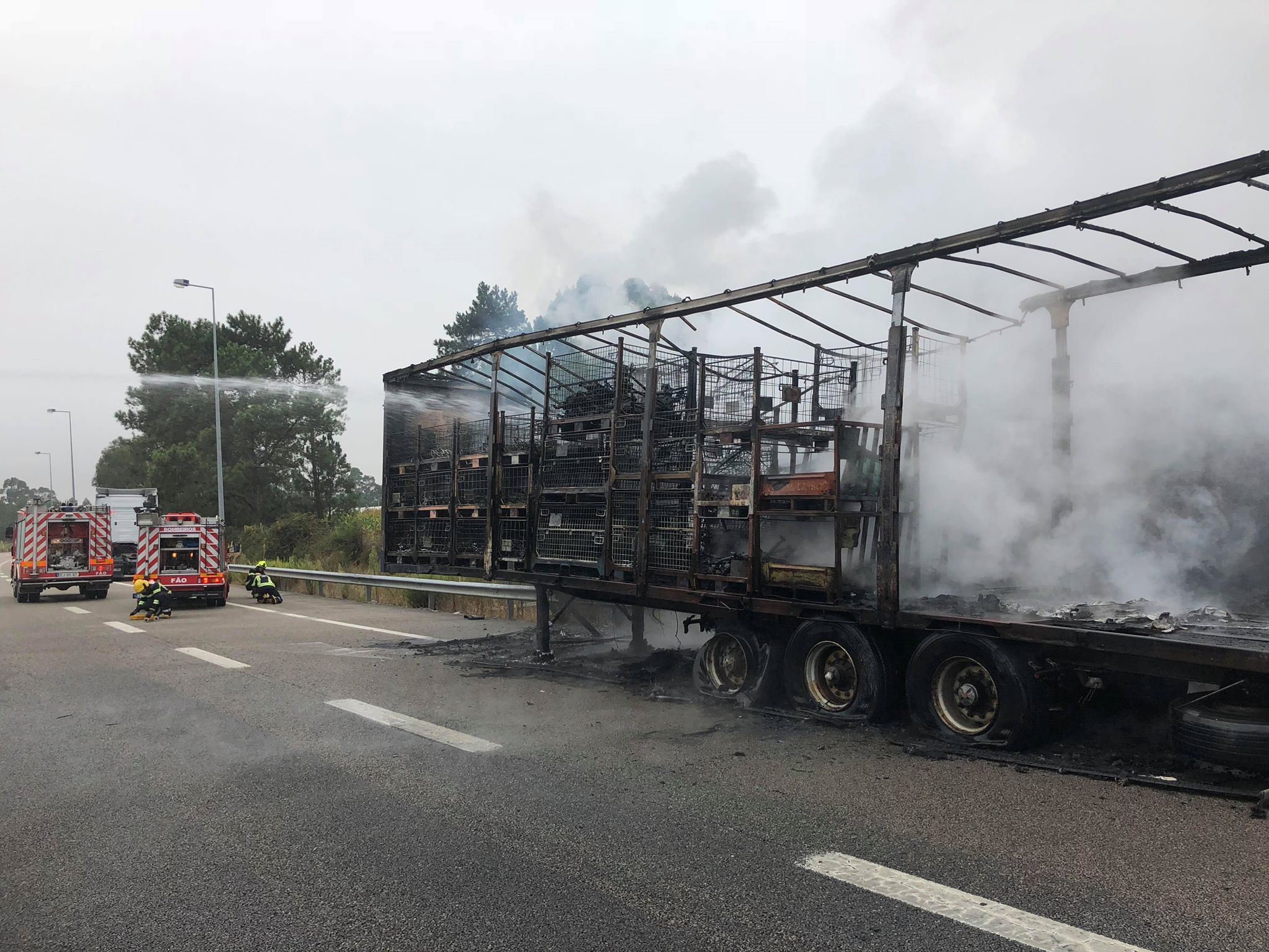 Atrelado de camião com peças da Citroen ardeu na A28 e cortou trânsito