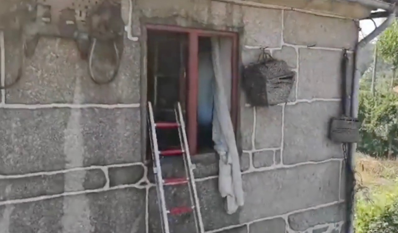 Três pessoas desalojadas em incêndio urbano em Cepães