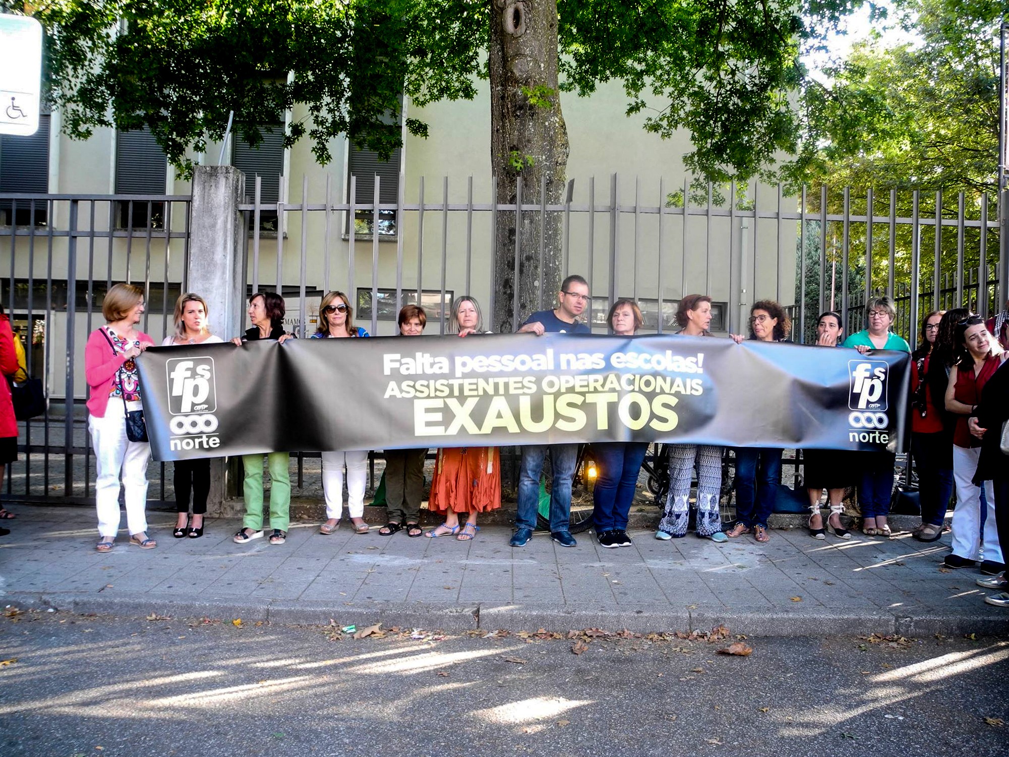 Funcionários manifestaram-se à porta da Secundária Alberto Sampaio