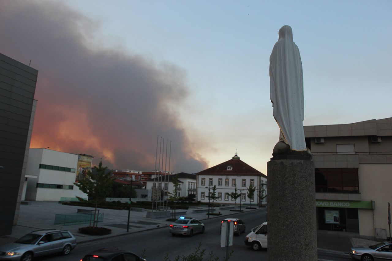 ?Mais de 400 operacionais combatem chamas no distrito de Braga