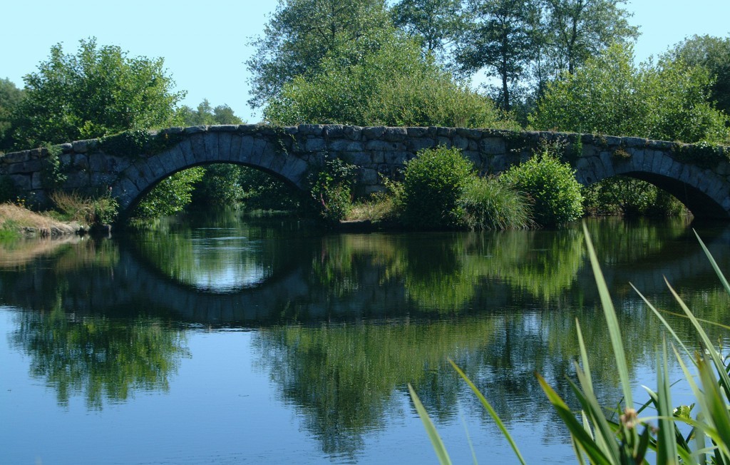 Ponte medieval de passagem de peregrinos fechada ao trânsito motorizado