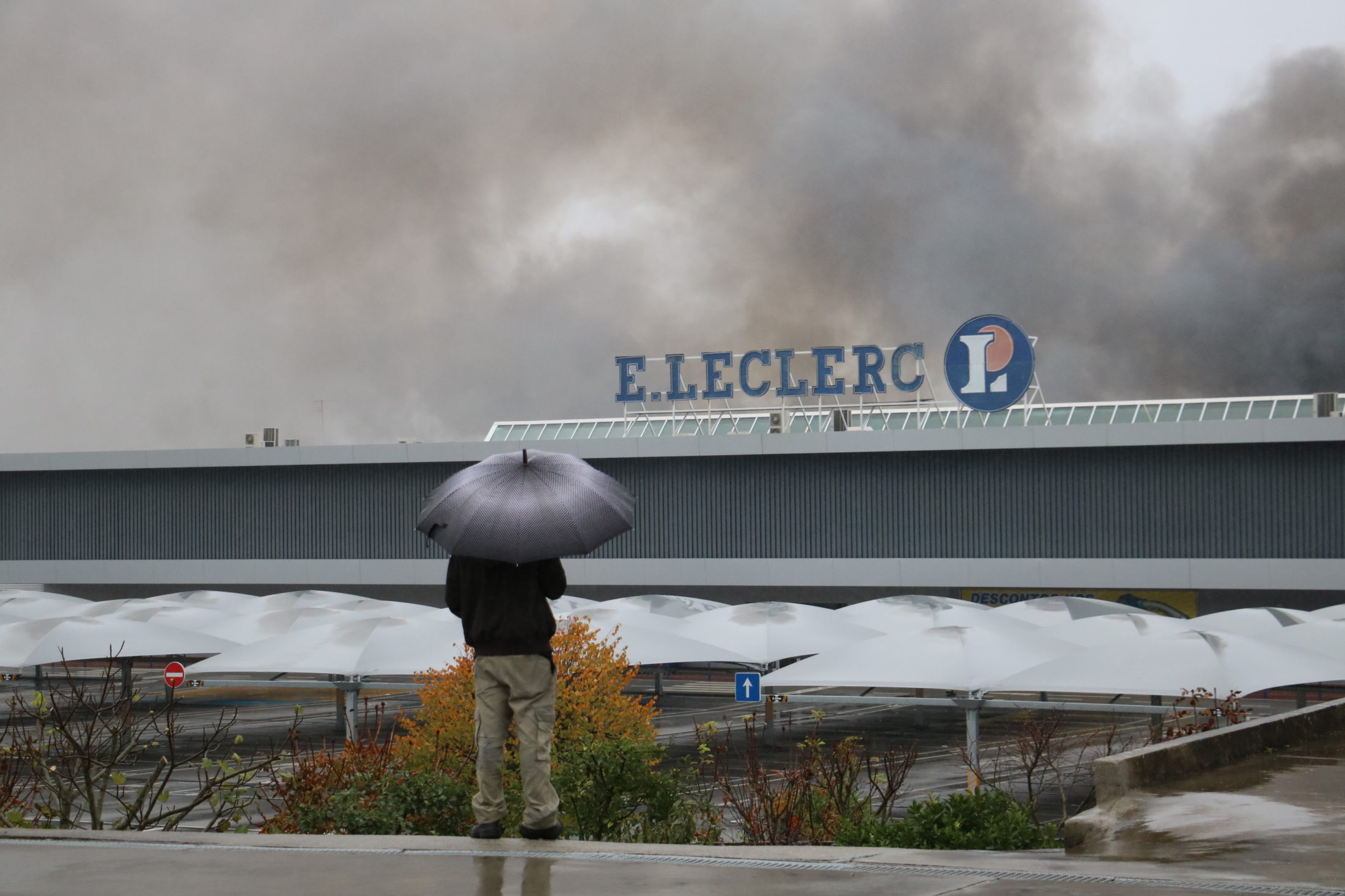 ?/? Incêndio atinge E.Leclerc de Darque e há já um bombeiro ferido