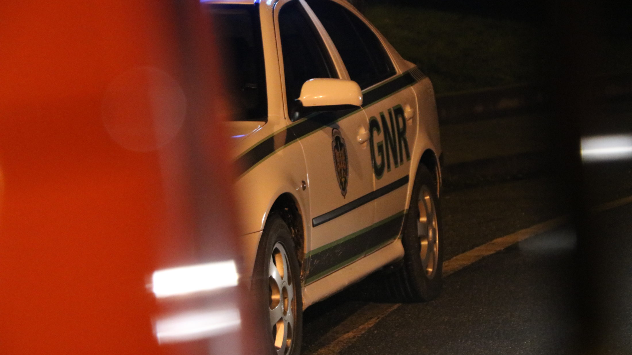 Jovem ferida com gravidade após acidente a envolver mota e carro na EN206 em Famalicão