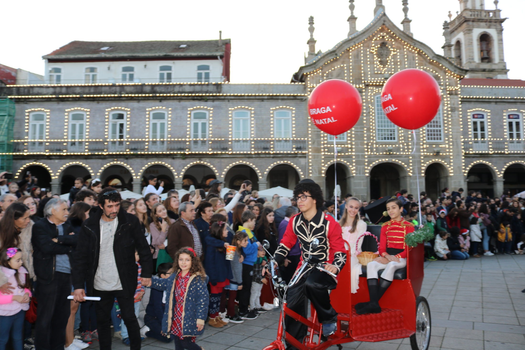 Multidão enche Braga para ver e participar na Parada de Natal