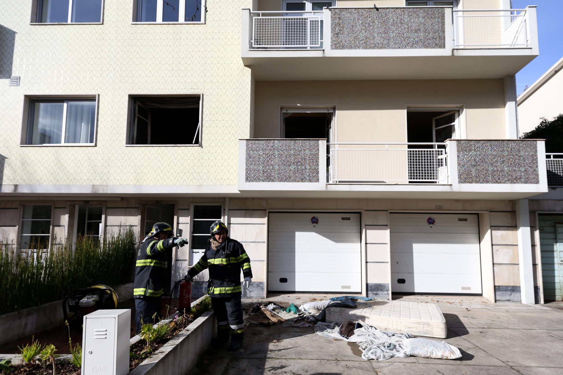 Incêndio destrói quarto em habitação na rua Beato Miguel de Carvalho