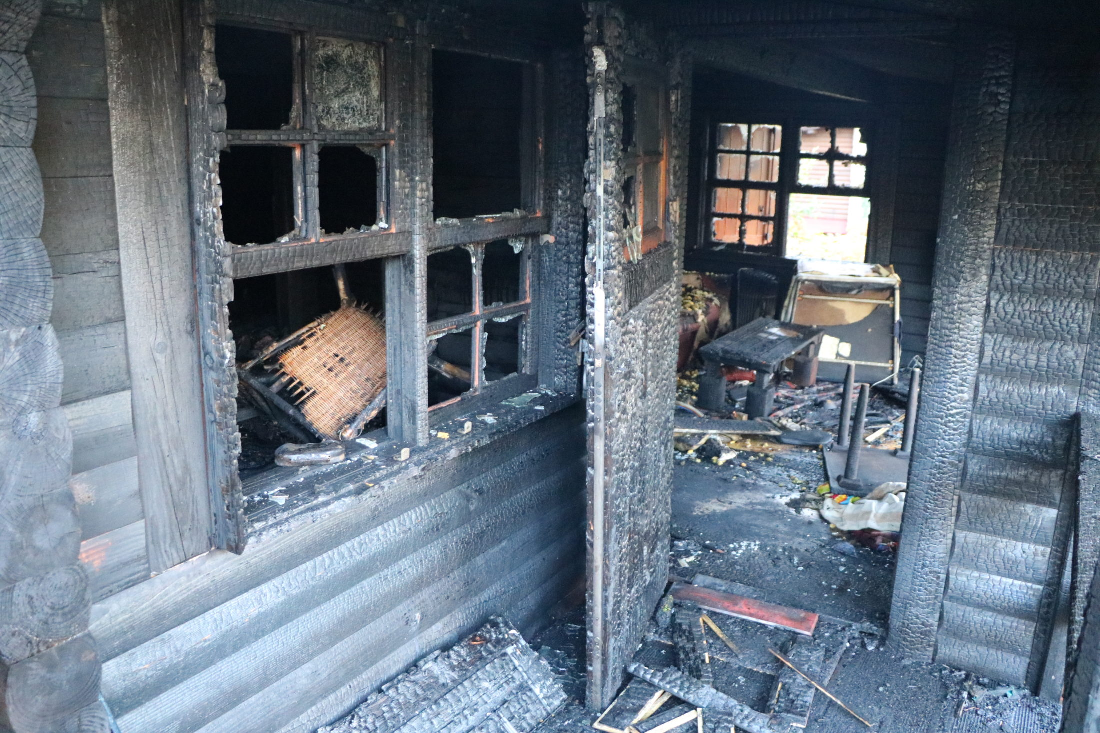 ? Casa de turismo de habitação destruída pelas chamas em Freixieiro de Soutelo